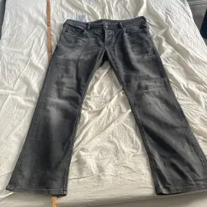 Diesel bootcut jeans w34 l30 Mindre slitage på bakfickorna, annars i gott skick 95cm ytterbenslängd 72cm innerbenslängd 94cm midja 