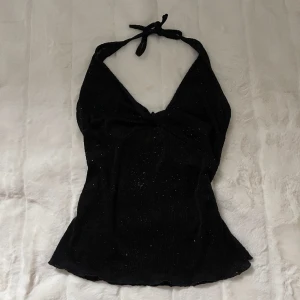 glittrig halterneck ✨ - en glittrig halterneck med leopardmönster ✨  använd en till två gånger 🙌