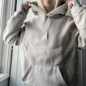 Beige hoodie - Beige hoodie som är köpt på herravdelningen. Jag skulle säga att den är unisex. Fint skick och passar till mycket.