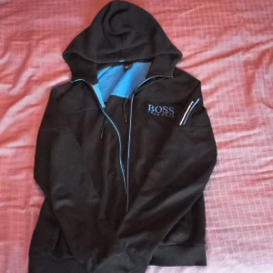 Hugo Boss fleece - Amnvänt några gånger men inga skador eller märken på tröjan.
