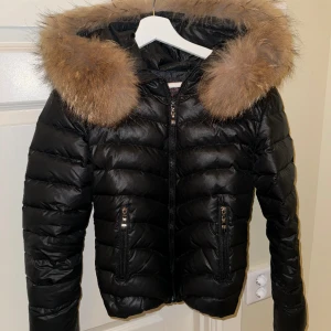 Chelsea jacka med päls  - Svart jacka med avtagbar päls. Storlek 38 men skulle säga att det är en 36. 💖äkta päls. använd va 30kr under en vinter. 