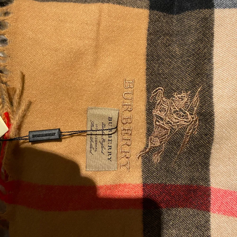 Säljer en burberry halsduk en skit fin . Accessoarer.