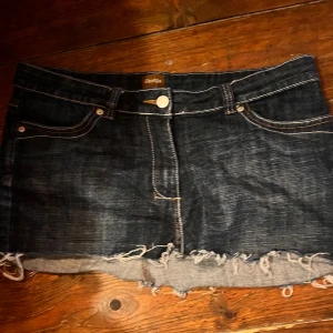 Jeanskjol - En kort jeanskjol. Super fin och perfekt för sommaren. Storlek 42 men passar även 40.  Gillar och använder mycket så lite högre pris 
