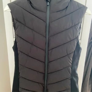 Zara vest/väst - Säljer en zara vest/väst plakat inte tyckte om den (har bara provat på den men annars har jag aldrig använt) ❤️