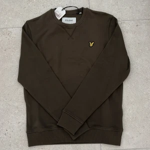 Lyle&Scott Crewneck sweatshirt  - Säljer nu denna tröja, tröjan är endast prävad när jag fick den. Tröjan har inga skavanker. Skriv för mer bilder eller i information!😄