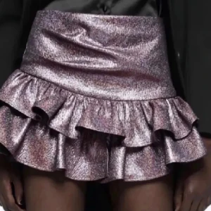 lila glittrig zara kjol med volang - intressekoll på denna trendiga lila glittriga kjolen från zara. den är storlek XS och i nyskick 🤗 skulle säga att den är ganska liten i storleken