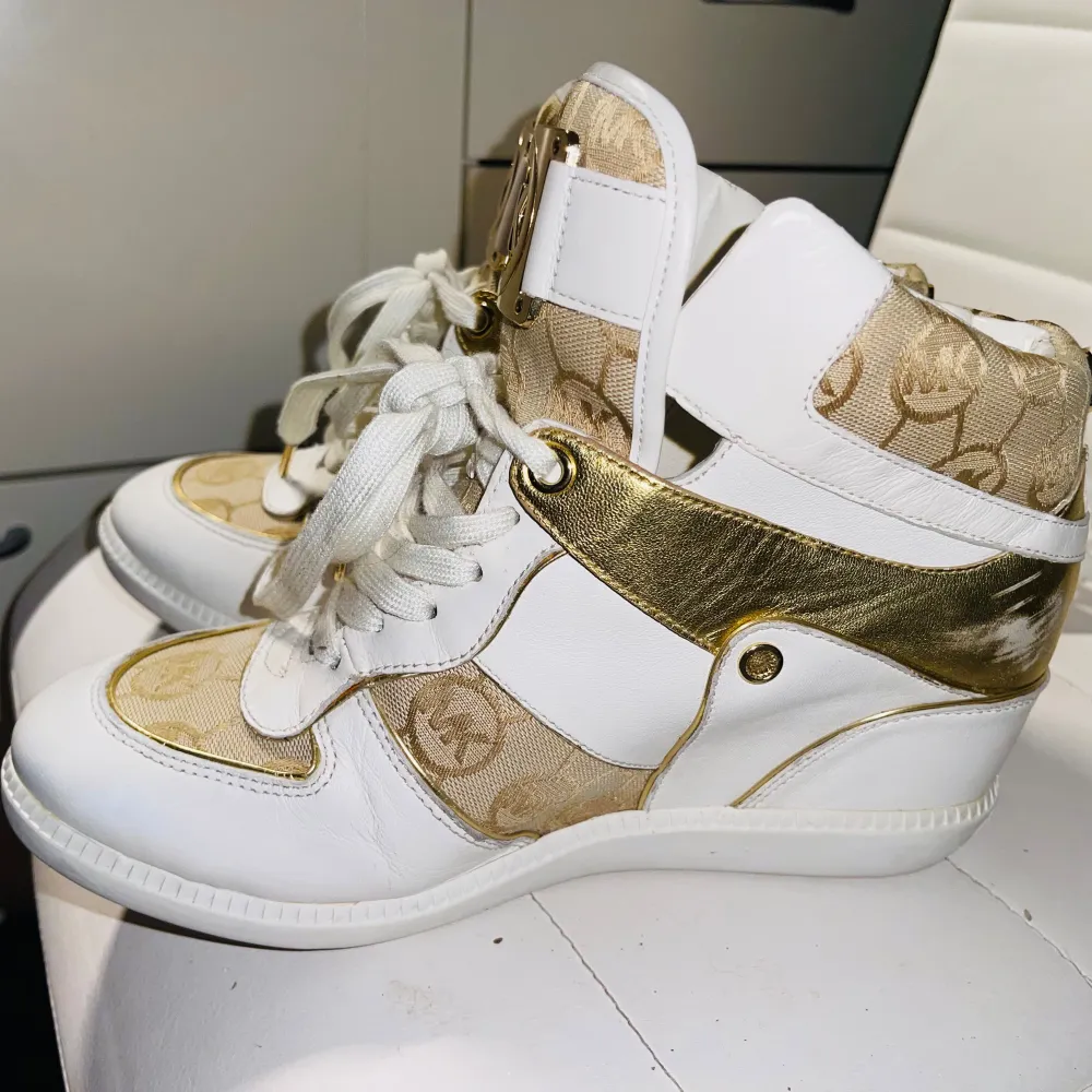 Begagnade men sparsamt använda fortfarande fina,MICHAEL Michael Kors NIKKO Sneakers och high-top sneakers beige/camel/guld MK111S005-F11  Hälform: kilklackhöjd: 6,5 cm  Säljes i befintligt skick . Skor.