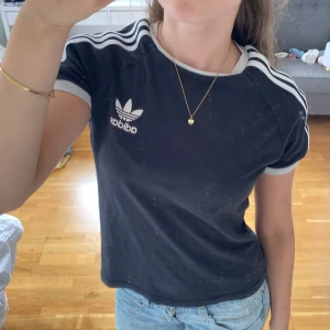 Adidas t-shirt - Säljer denna ascoola grå adidas t-shirten💓skriv om ni har frågor!!💌