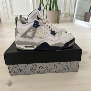 Midnight navy jordan 4  - Använda jordan 4 storlek 37,5 men små i storleken. I mycket bra skick