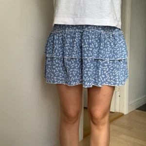 Blommig kjol - Skönt material, använd fåtal gånger! ( pris går alltid att diskutera 😊 )