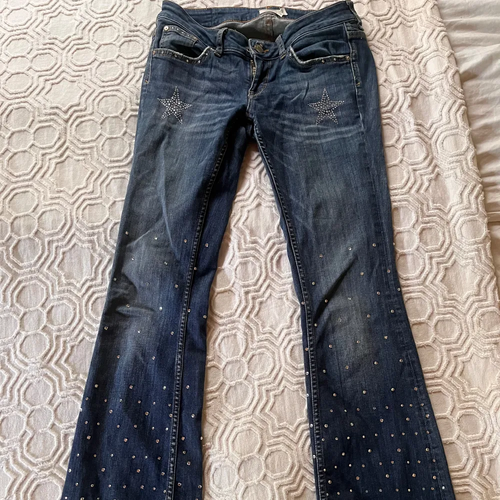 Skitcoola jeans i storlek 38 från Gina Tricot skulle säga att längden passar någon som är från 1,65 till 1,70. Det är jag själv som lagt till stjärnorna och glittret med strykhjärn och detaljerna längst ner. Det är viktigt att tvätta dem för hand!. Jeans & Byxor.