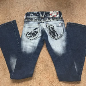 Y2k Jeans - Y2k lowwaist crazy age liknande byxor säljs då de ej kommer till användning! Jeansen är i väldigt bra skick ”nya” och bra kvalite! !dem är XS! Perfekt form och breda nertill