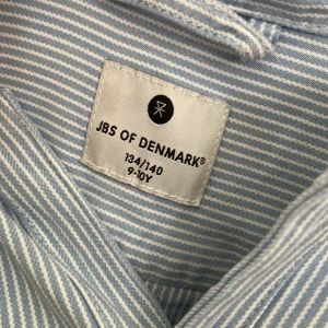 Blå och vit randigt nattlinne - Bekväm med ett behagligt material som är lagom tjockt att sova i, en liten lila fläck under fickan men är inte jätte synlig, andvänd ett få antal gånger 