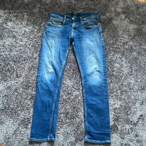 Replay jeans! - Ett par replay jeans som har en riktig snygg wash! Dom är fint skick och är W31/L32. Hör av er vid frågor eller funderingar och fler bilder finns!