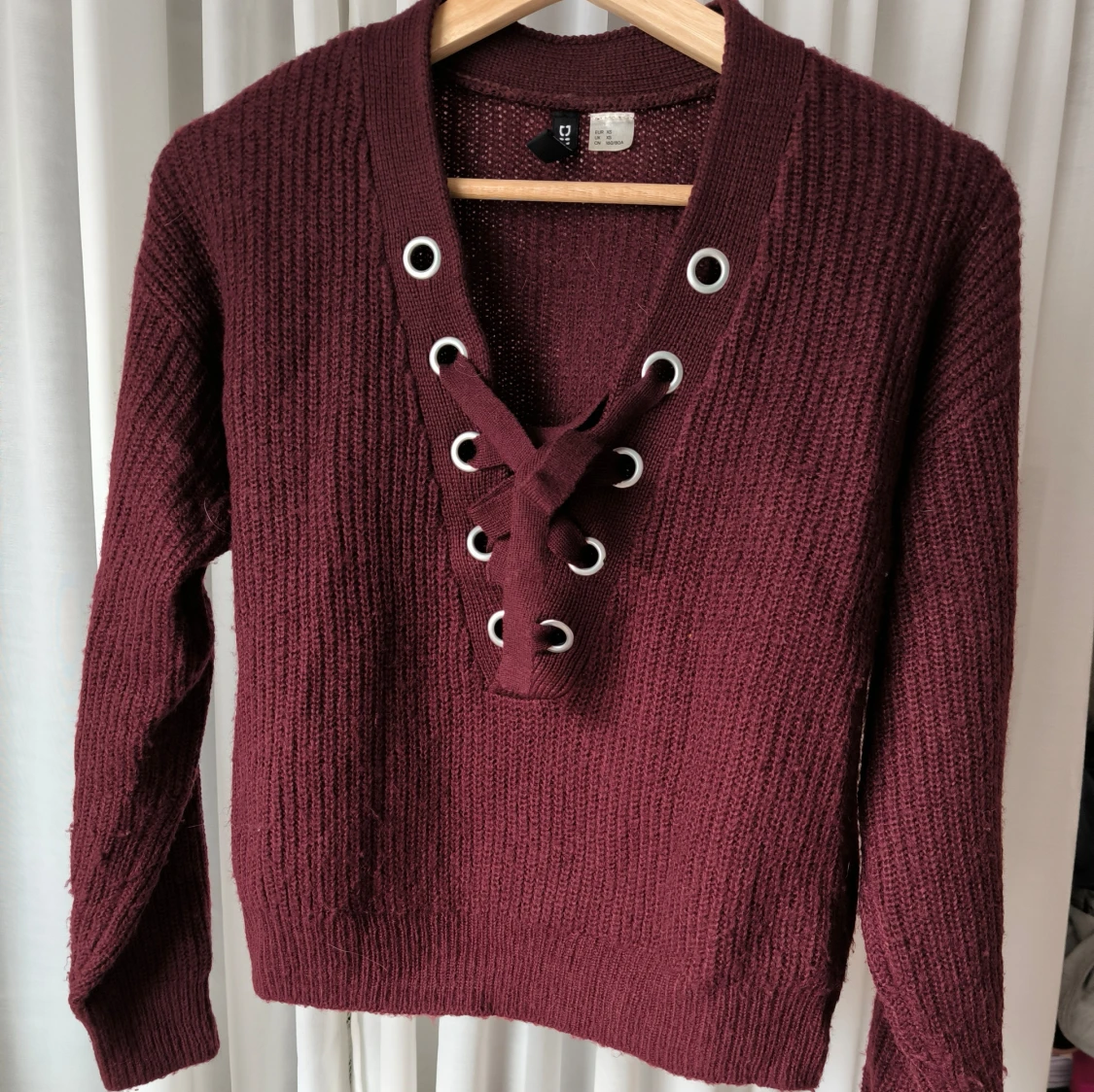 Stickad tröja med snörning