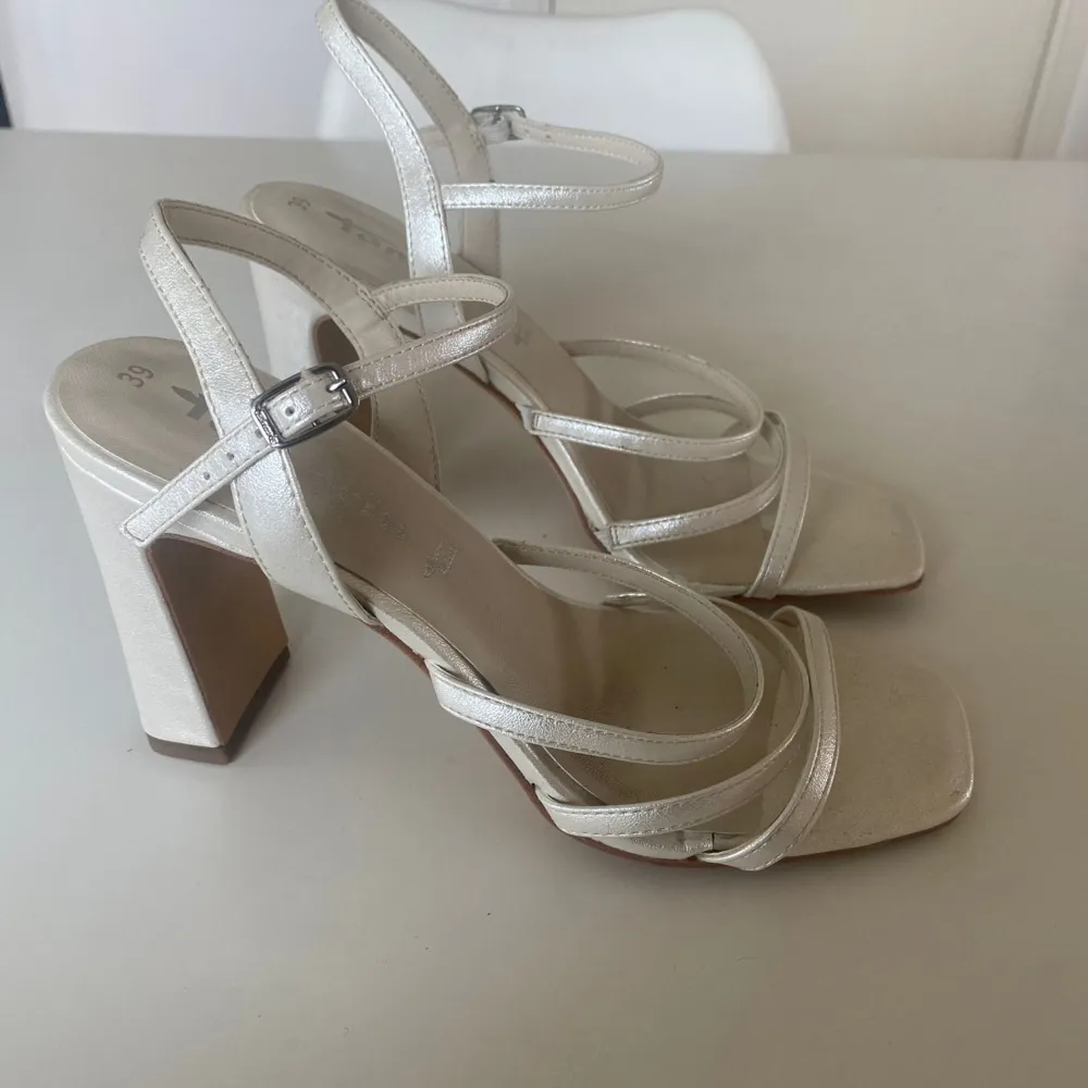 White Tamaris heels. Slightly worn but very minor damage, shown in pictures. Size 39.. Kengät.
