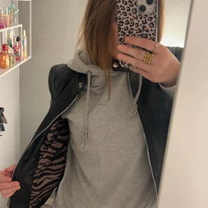 Skinnjacka 💋 - Säljer min skinnjacka med zebra mönster i guld o svart på insidan 😻 den ser utt som ny 🫶🏽💋