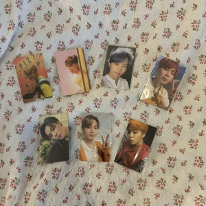 Jimin BTS  - Hej! Jag hjälper min kompis sälja sin samling! Pris: 90kr styck + frakt! Om du är intresserad av något så kan du skriva till mig så skickar jag hennes instagram. Har du inte instagram så kan jag försöka hjälpa genom plick!