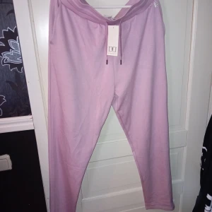 Nya byxor - Säljer dessa mjukis byxor dom är helt nya med prislappen kvar . Storlek L . 