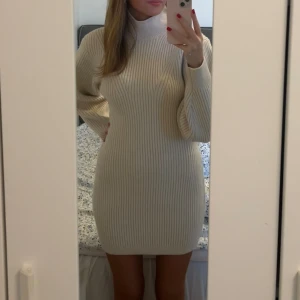 Stickad klänning - Jättefin stickad klänning från H&M (gammal kollektion). Endast använd en gång, som nyskick utan defekter 🧶🧡