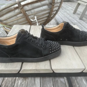 Christian Louboutin  - Tja!! Säljer nu mina Loubs i fint skick, 8/10. Tecken på använding finns men till mestadels på insidan! Storleken är 43 men passar mer som 44🙌 Box, dustbags, extra spikes finns, även kvitto! Vid frågor och funderingar, tveka inte på att höra av dig!🤩