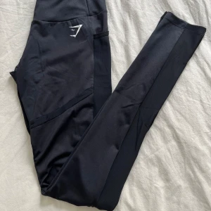 Gymshark tights - Gymshark tights i storlek S, del av tyget på benen är i ”mesh”. Bra skick.