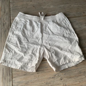 Linne skjorts - Säljer dessa snygga linne skjorts pågrund av att de är för små. Perfekt till sommaren