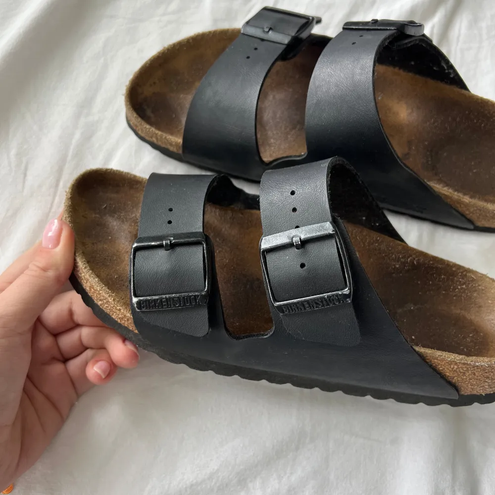 Birkenstock tofflor köpta förra året och använda under förra sommaren. Storlek 38 narrow fit. De är som sagt använda och säljs i befintligt skick. Överlag fint skick utan större anmärkningar utöver normalt slitage, syns på bilderna! Skickas i kartong. Skor.