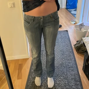 Bootcut lågmidjade jeans  - Jättesnygga jeans med gröna detaljer på fickorna! Jag säljer pga att jag inte använder dom längre och för att dom är för korta. Innerbenslängd: 82cm, midjemått: ca 38 cm 💗💗  Jag är 180cm lång