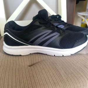 skor  - Skor storlek 35, använda 1 gång. Superfint skick! passar bra som gympaskor men även utomhusskor.