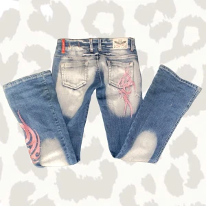 Crazyage jeans - Super fina crazy age jeans som jag köpte här på plick❤️de har inga defekter o h har rinestones och suepr coola mönster💖de har även bootcut