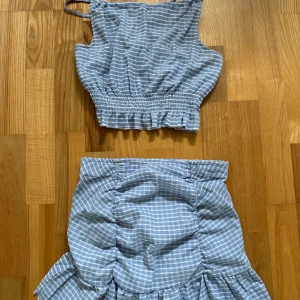 Set  - Blåvitt sommarset från Gina Tricot som inte har används. Toppen är mycket töjbar och är i storlek xs, kjolen är i s. 