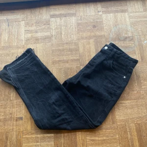 Zara flared jeans - Tjena! Säljer ett par trendiga flared jeans från zara. Den sitter straight och är flared som faller perfekt över skorna! De passa de som är mellan 170!😀