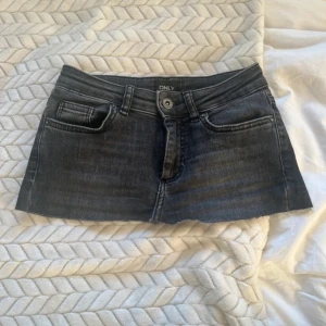 Lågmidjade jeanskjol  - Lågmidjade jeans kjol från only🩷