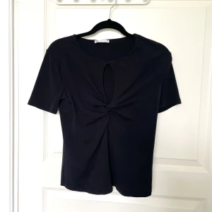 Somrig zara topp - Supersöt svart zara topp med unik uringning och knytning<3
