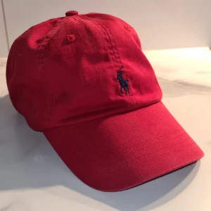 Ralph Lauren keps röd stl one size - Ralph Lauren keps inköpt ifrån Care of Carl för 599:-. Skicket är bra, lite använd. 