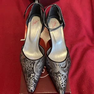 Festklackar - Har massa festskor i olika storlekar. Detta är ett par och jag har dessa par i olika storlekar också. Bara att skriva till mig vilken storlek man är intresserad av. Väldigt fina fest skor! Aldrig använt just dessa par de är helt nya! Pris kan prutas❤️