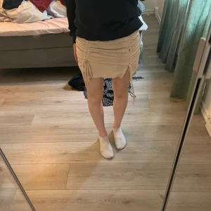 Kjol - Säljer denna kjol då den ej kommer till användning 