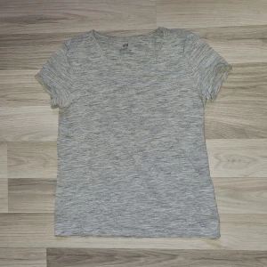 Tröja  - Gråmelerad tröja från H&M i stl 158/164.  
