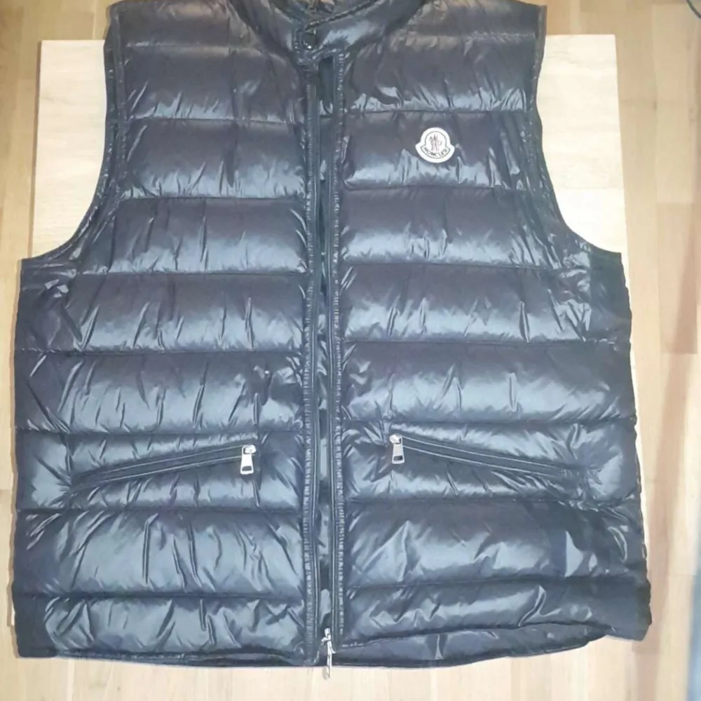 Säljer min moncler gui size 3 Inget kvitoo finns Det finns ett väldigt litet hål på den som knappt syns som du kan se på sista bilden.. Jackor.