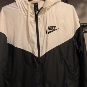 Dunjacka från Nike  - Nike dunjacka svart/vit storlek S. skick 10/10 ,jag har använt den några få gånger.