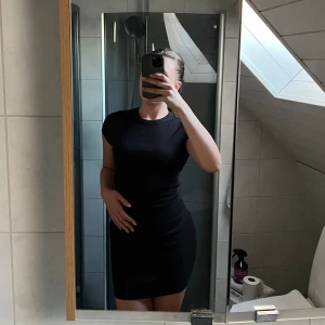 Kort klänning  - Svart kortklänning som inte används. I bra skick ✨