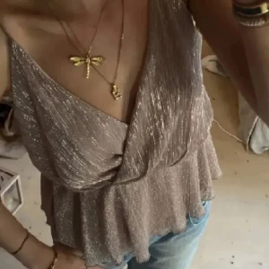 Glitter topp - Glitter topp köpt på Plick! Jag köpte den med prislapp som jag nu klippt av men har aldrig använt den💕 så den är som ny💕 insydd i banden då de var extremt långa, så fin men den kommer inte till användning 
