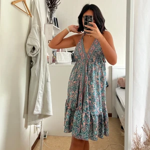 Somrig klänning från Kroatien - Tunn mönstrad klänning köpt i Kroatien i väldigt fint tyg, endast använd 1 gång