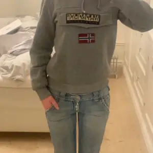 Super fin hoodie, den är lite noppig därför det billiga priset🐆