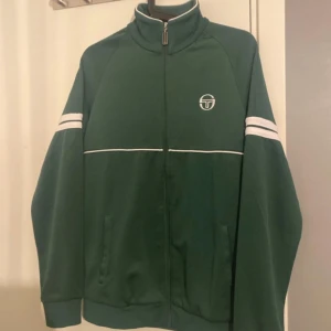 Sergio Tacchini  - Storlek S knappt använd kan passa M också 