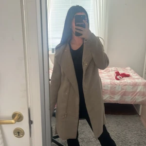 Kappa  - Jätte skön och söt kappa från vero Moda, dock är trött på den. Den värmer och är inte för tjock 