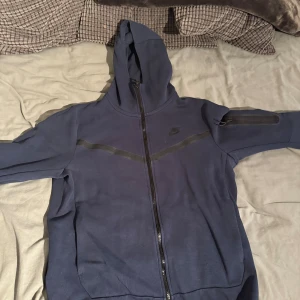 Nike tech fleece  - Nike tech fleece  Mörk blå Medium  Nypris: 1200kr Stockholm 