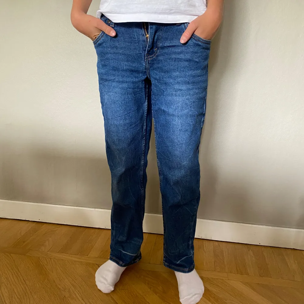 Dom har en vit rand längst ner  Är ganska små men passar 152 cm  Snygga Bra skick . Jeans & Byxor.