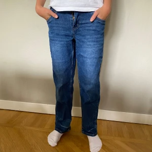 Mörkblåa jeans - Dom har en vit rand längst ner  Är ganska små men passar 152 cm  Snygga Bra skick 